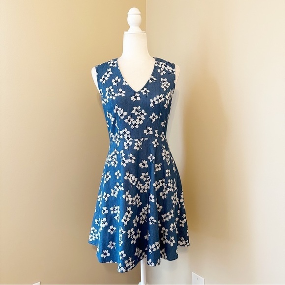 Draper James Love Circle Dress in Blue Floral Chambray - Size 2 - Picture 1 of 12